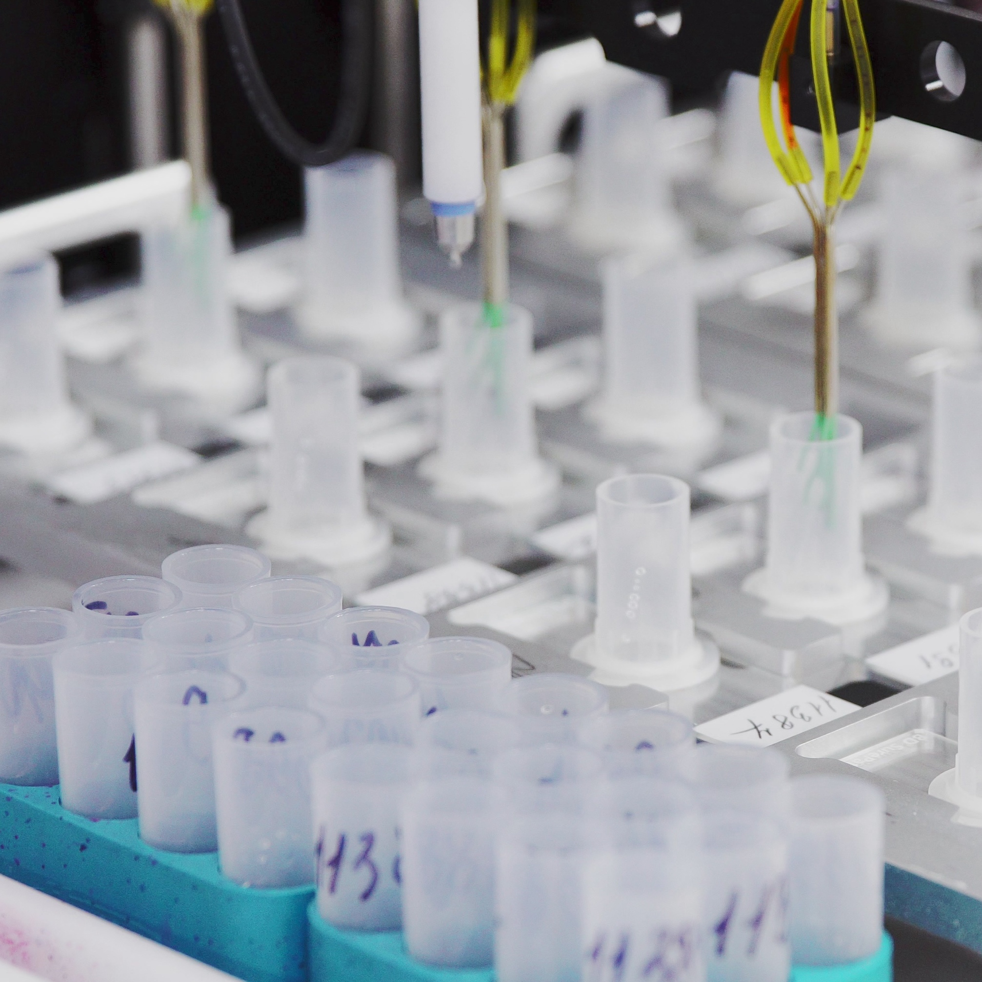 laboratory-close-up-machine-for-painting-cells