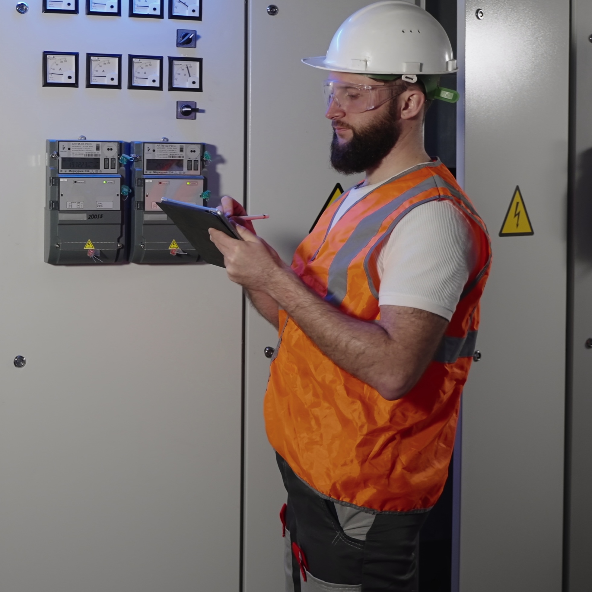 specialist-of-electrical-engineering-service-is-checking-meter