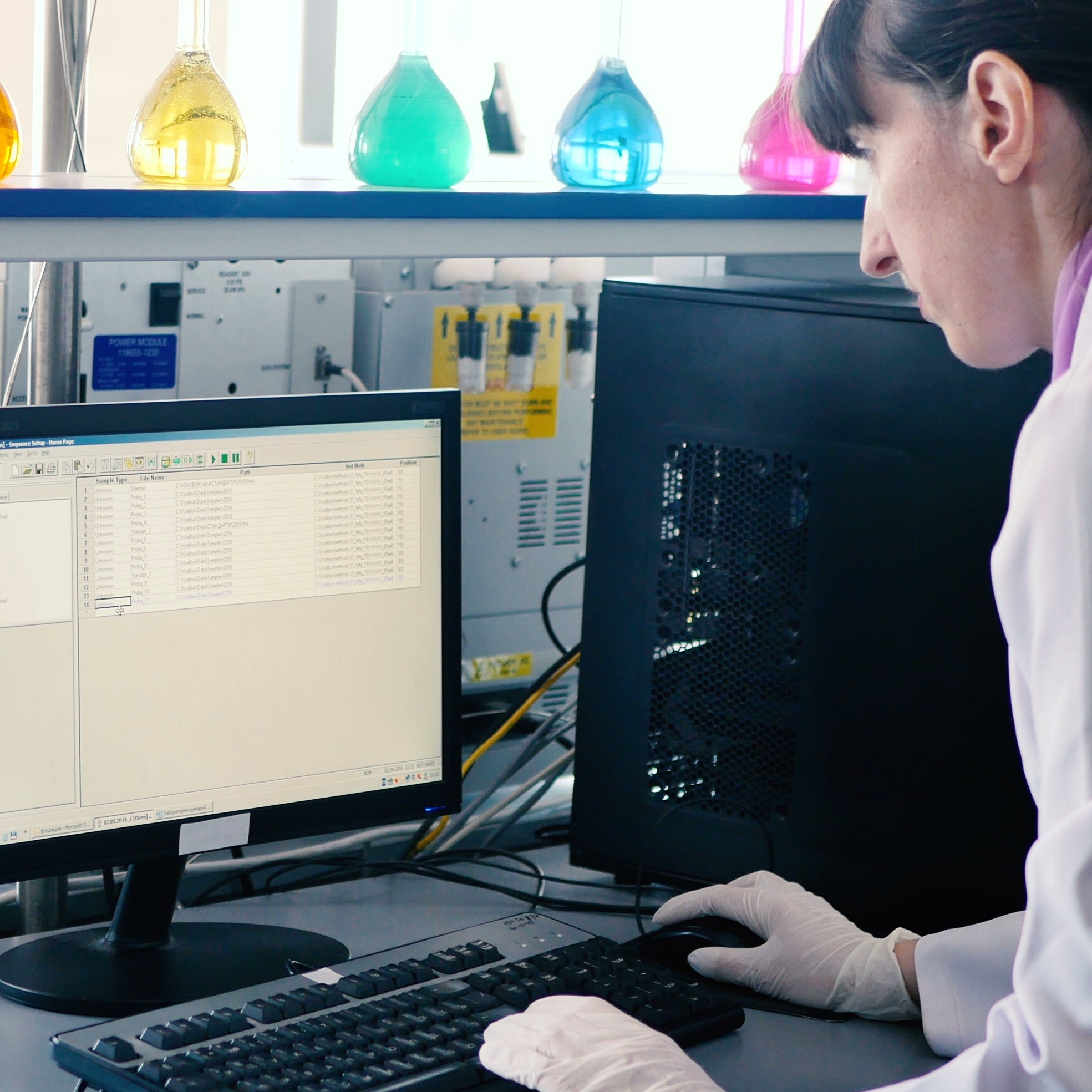 woman-brings-data-into-the-computer-laboratory