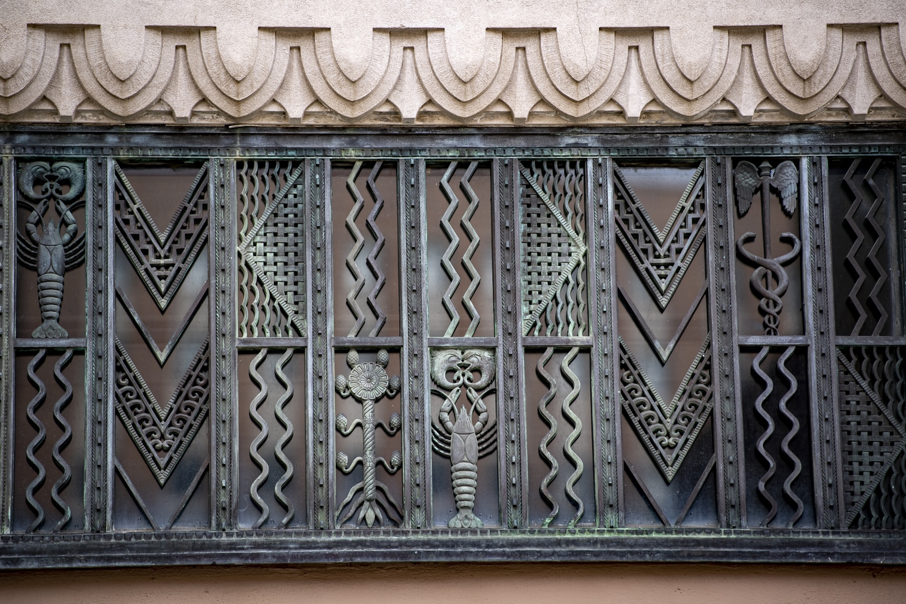 Metal wall with engraved patterns and lobsters