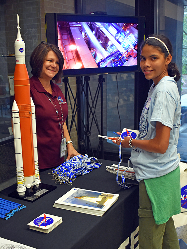 Student engages with NASA at GiST.
